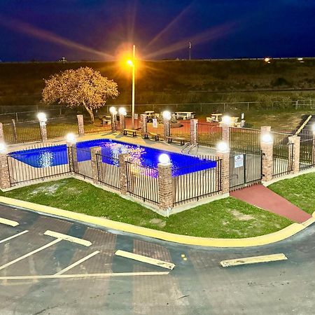 The Country Corner Inn Devine Exterior photo