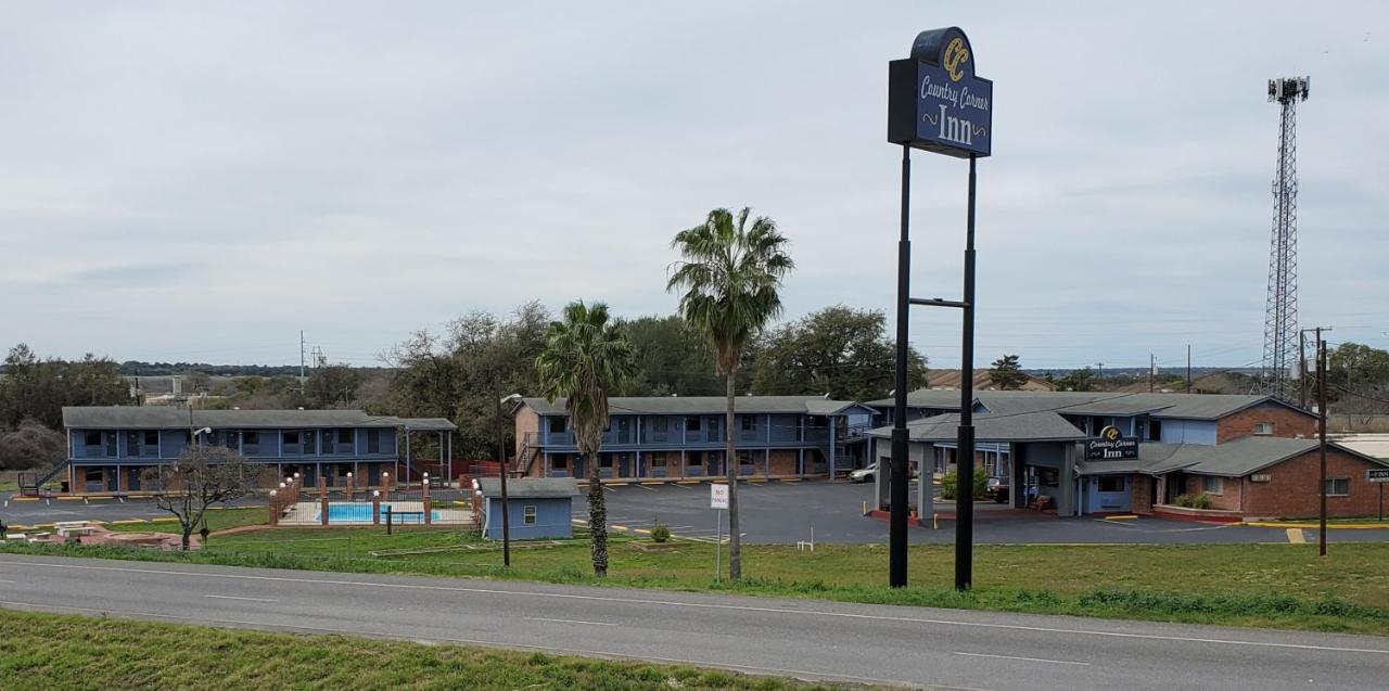 The Country Corner Inn Devine Exterior photo